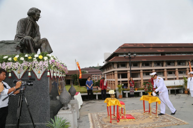 ผู้เข้าร่วมพิธีถวายพานพุ่มดอกไม้หน้าพระราชานุสาวรีย์สมเด็จพระศรีนครินทราบรมราชชนนี