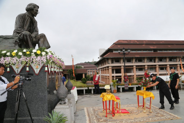 ผู้เข้าร่วมพิธีถวายพานพุ่มดอกไม้หน้าพระราชานุสาวรีย์สมเด็จพระศรีนครินทราบรมราชชนนี