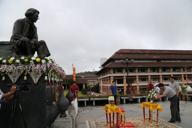 ผู้เข้าร่วมพิธีถวายพานพุ่มดอกไม้หน้าพระราชานุสาวรีย์สมเด็จพระศรีนครินทราบรมราชชนนี