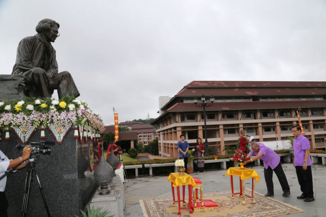 ผู้เข้าร่วมพิธีถวายพานพุ่มดอกไม้หน้าพระราชานุสาวรีย์สมเด็จพระศรีนครินทราบรมราชชนนี