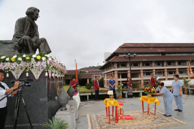 ผู้เข้าร่วมพิธีถวายพานพุ่มดอกไม้หน้าพระราชานุสาวรีย์สมเด็จพระศรีนครินทราบรมราชชนนี