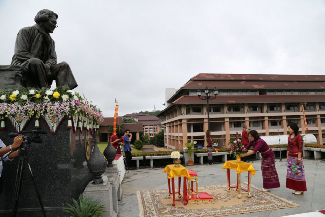 ผู้เข้าร่วมพิธีถวายพานพุ่มดอกไม้หน้าพระราชานุสาวรีย์สมเด็จพระศรีนครินทราบรมราชชนนี