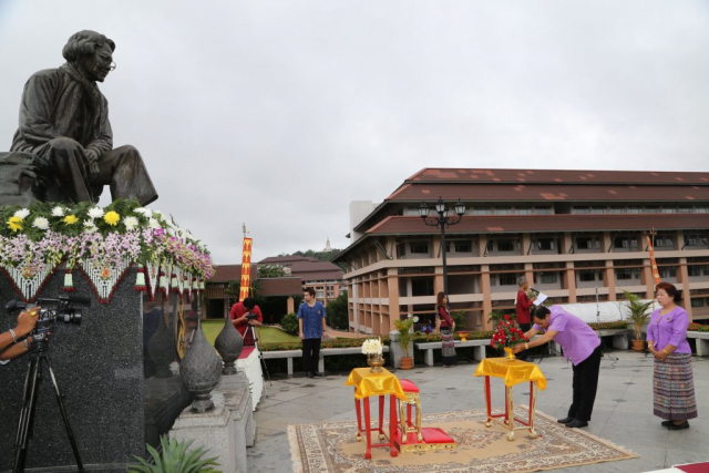 ผู้เข้าร่วมพิธีถวายพานพุ่มดอกไม้หน้าพระราชานุสาวรีย์สมเด็จพระศรีนครินทราบรมราชชนนี