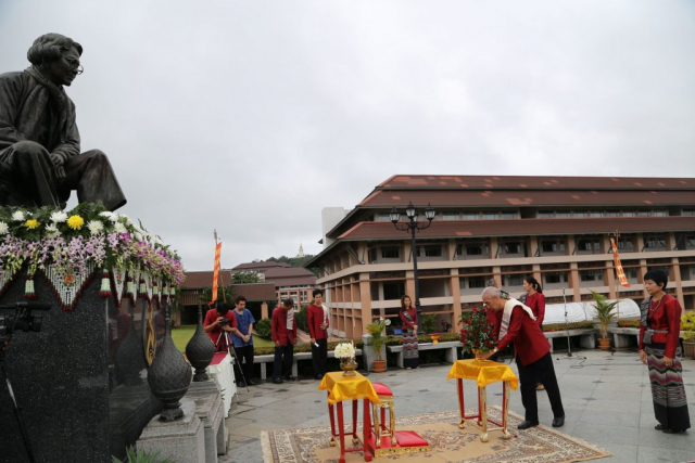 ผู้เข้าร่วมพิธีถวายพานพุ่มดอกไม้หน้าพระราชานุสาวรีย์สมเด็จพระศรีนครินทราบรมราชชนนี