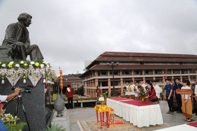 ผู้เข้าร่วมพิธีถวายพานพุ่มดอกไม้หน้าพระราชานุสาวรีย์สมเด็จพระศรีนครินทราบรมราชชนนี