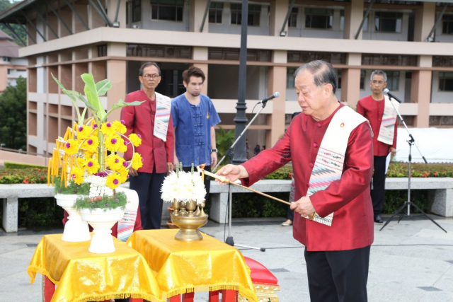 รศ.ดร.วันชัย ศิริชนะ อธิการบดี จุดธูปเทียนเครื่องทองน้อย