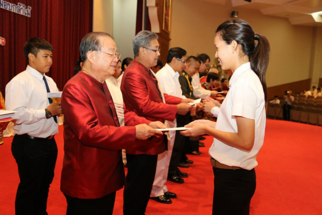 พิธีมอบทุนการศึกษาให้แก่นักศึกษามหาวิทยาลัยแม่ฟ้าหลวง