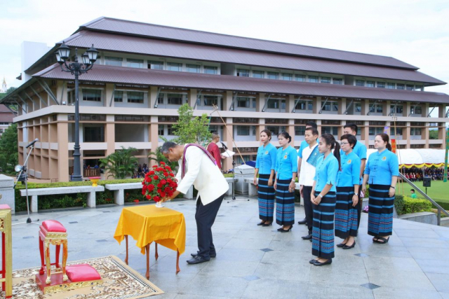 ผู้เข้าร่วมพิธีถวายพานพุ่มดอกไม้หน้าพระราชานุสาวรีย์สมเด็จพระศรีนครินทราบรมราชชนนี