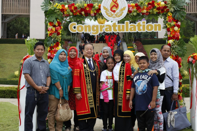 รศ.ดร.วันชัย ศิริชนะ อธิการบดีถ่ายภาพร่วมกับครอบครัวและบัณฑิตมหาวิทยาลัยแม่ฟ้าหลวง รุ่นที่ 10