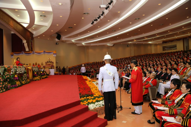 พิธีพระราชทานปริญญาบัตร ประจำปีการศึกษา 2555 ในหอประชุมสมเด็จย่า