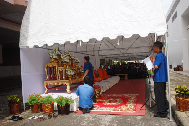 รองศาสตราจารย์ ดร.วันชัย ศิริชนะ ประธานในพิธีจุดธุปเทียนบูชาพระรัตนตรัย