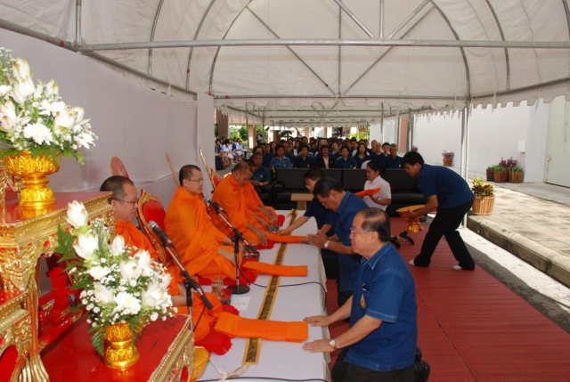 อธิการบดี รองอธิการบดี คณบดี ผู้แทนนักศึกษา ทอดผ้าไตรบังสุกุล จำนวน 4 ไตร
