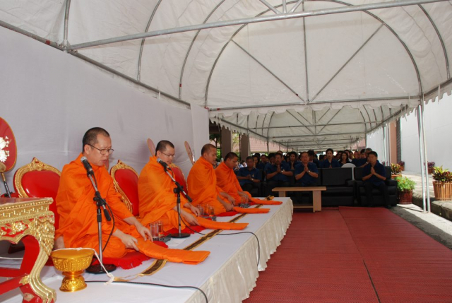 พระสงฆ์พิจารณาผ้าไตรบังสุกุล