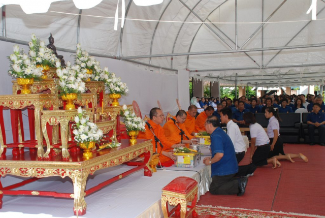 อธิการบดี และผู้แทนนักศึกษาถวายไทยธรรมแด่พระสงฆ์
