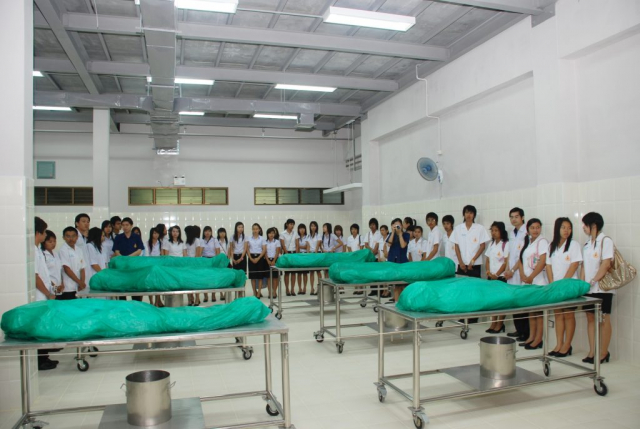 บรรยากาศภายในห้องเก็บร่างอาจารย์ใหญ่