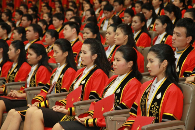 พิธีพระราชทานปริญญาบัตร บัณฑิตมหาวิทยาลัยแม่ฟ้าหลวง รุ่นที่ 9 ในหอประชุมสมเด็จย่า