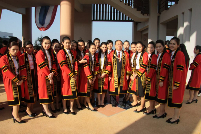 รศ.ดร.วันชัย ศิริชนะ อธิการบดีถ่ายภาพร่วมกับบัณฑิตมหาวิทยาลัยแม่ฟ้าหลวง รุ่นที่ 9