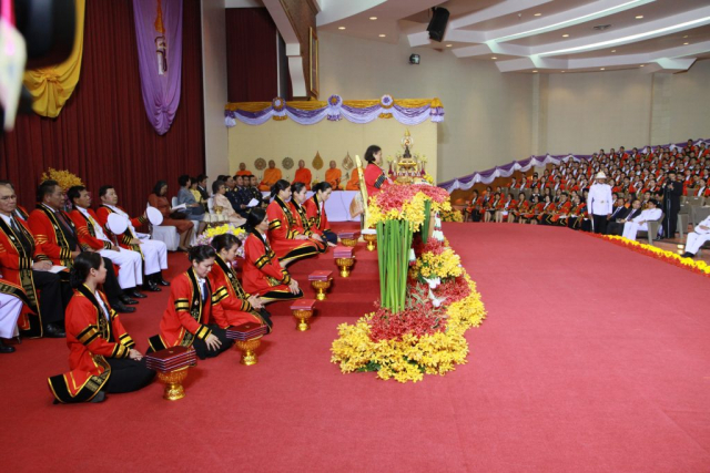 พิธีพระราชทานปริญญาบัตร บัณฑิตมหาวิทยาลัยแม่ฟ้าหลวง รุ่นที่ 9 ในหอประชุมสมเด็จย่า
