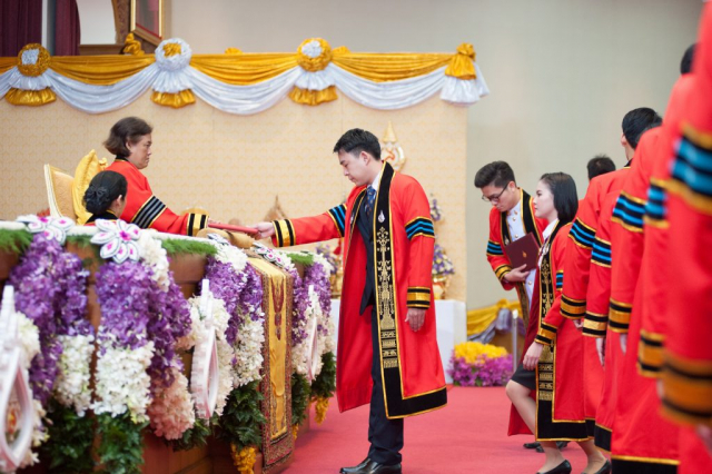 พิธีพระราชทานปริญญาบัตร ในหอประชุมสมเด็จย่า