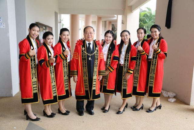 รองศาสตราจารย์ ดร.วันชัย ศิริชนะ อธิการบดี ถ่ายภาพร่วมกับบัณฑิตมหาวิทยาลัยแม่ฟ้าหลวง รุ่นที่ 14