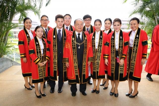 รองศาสตราจารย์ ดร.วันชัย ศิริชนะ อธิการบดี ถ่ายภาพร่วมกับบัณฑิตมหาวิทยาลัยแม่ฟ้าหลวง รุ่นที่ 14