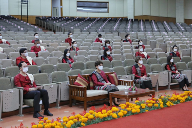 ผู้เข้าร่วมพิธีพร้อมกัน ณ หอประชุมสมเด็จย่า