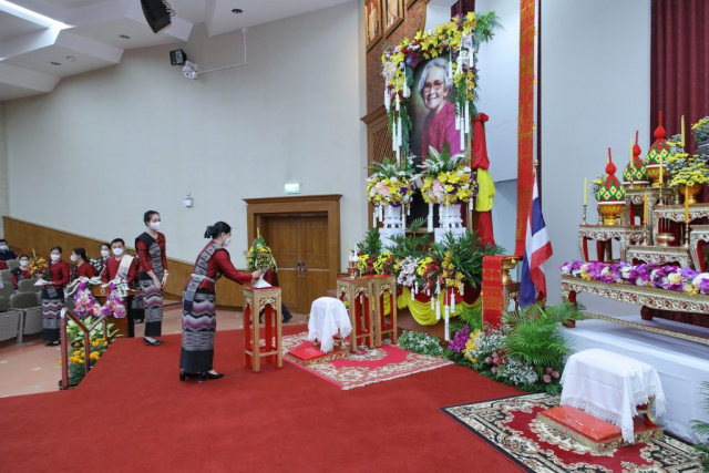 นางดาวนภา สุยะนนท์ ผู้อำนวยการศูนย์บรรณสารและสื่อการศึกษา ผู้แทนผู้อำนวยการ ถวายเครื่องสักการะสมเด็จพระศรีนครินทราบรมราชชนนี