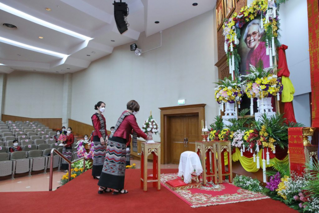 รศ.ดร.นันทนา คชเสนี รองอธิการบดี ผู้แทนรองอธิการบดีและผู้ช่วยอธิการบดี ถวายเครื่องสักการะสมเด็จพระศรีนครินทราบรมราชชนนี