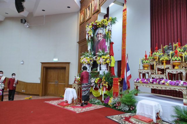 รศ.ดร.ชยาพร วัฒนศิริ อธิการบดีมหาวิทยาลัยแม่ฟ้าหลวง ประธานในพิธีถวายเครื่องสักการะสมเด็จพระศรีนครินทราบรมราชชนนี