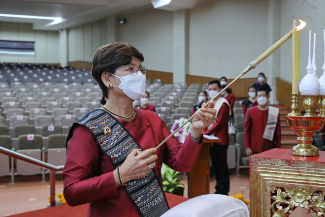 รศ.ดร.ชยาพร วัฒนศิริ อธิการบดีมหาวิทยาลัยแม่ฟ้าหลวง จุดธูปเทียนเครื่องทองน้อย