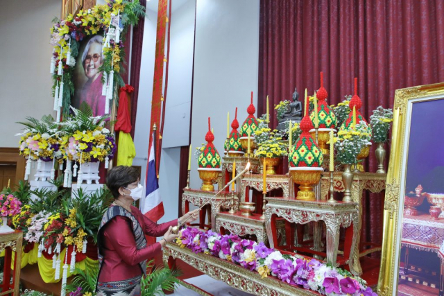 รศ.ดร.ชยาพร วัฒนศิริ อธิการบดีมหาวิทยาลัยแม่ฟ้าหลวง จุดธูปเทียนบูชาพระรัตนตรัย