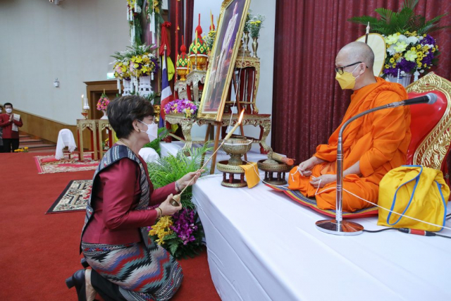 รศ.ดร.ชยาพร วัฒนศิริ อธิการบดีมหาวิทยาลัยแม่ฟ้าหลวง จุดบาตรน้ำมนต์
