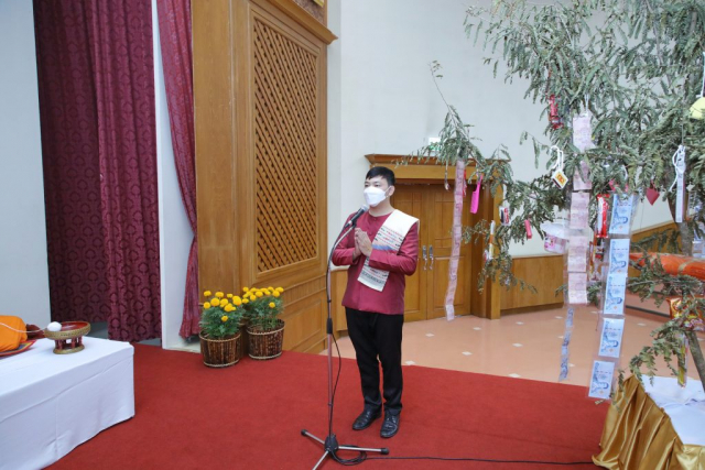 พิธีกรนำอาราธนาศีล