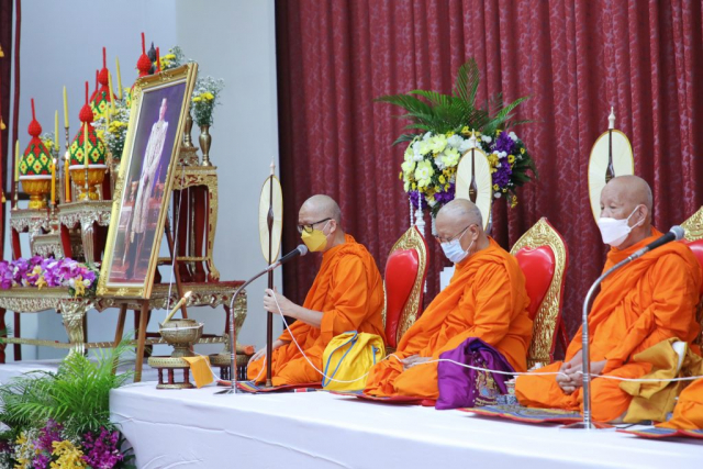 ประธานสงฆ์ให้ศีล