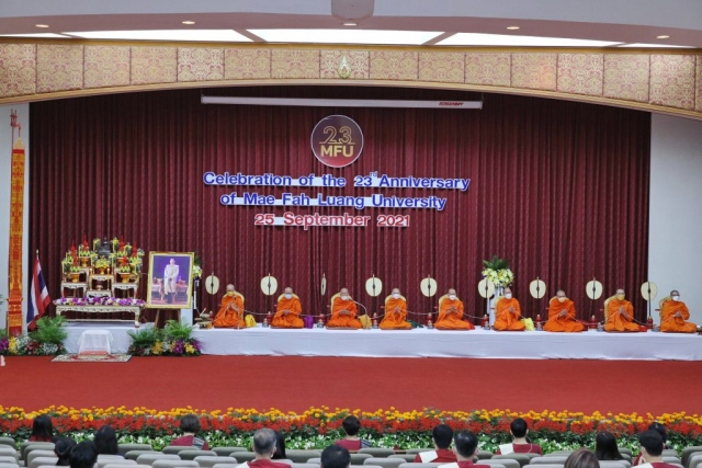 พระสงฆ์สมณศักดิ์ 9 รูป เจริญพระพุทธมนต์