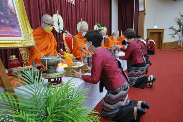 รศ.ดร.ชยาพร วัฒนศิริ ประธานในพิธี และผู้บริหาร ถวายไทยธรรมแด่พระสงฆ์ จำนวน 9 รูป