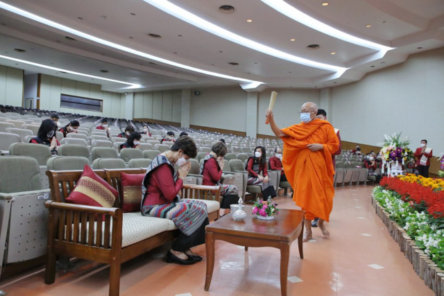 พระสงฆ์ประพรมน้ำมนต์