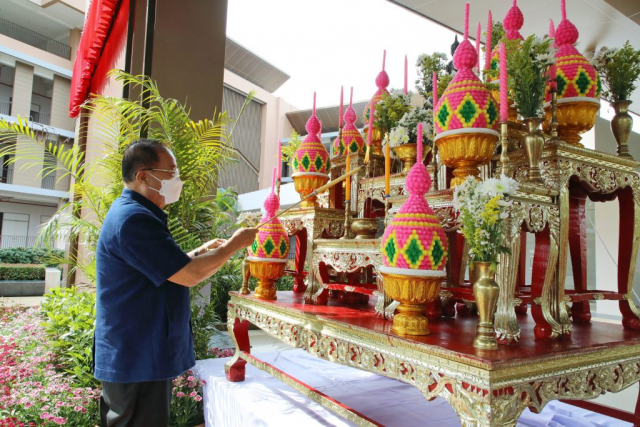 ศาสตราจารย์พิเศษ ดร.วันชัย ศิริชนะ นายกสภามหาวิทยาลัยแม่ฟ้าหลวง ประธานในพิธีจุดธูปเทียนบูชาพระรัตนตรัย