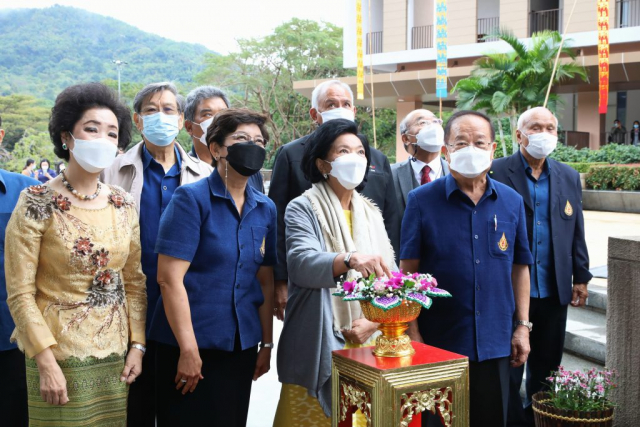 คุณหญิงธนวันต์ ชูศรี กดปุ่มเปิดแพรคลุมป้าย