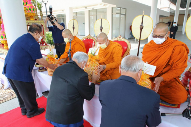 ศาสตราจารย์พิเศษ ดร.วันชัย ศิริชนะ ประธานในพิธีและแขกผู้มีเกียรติถวายไทยธรรมแด่พระสงฆ์