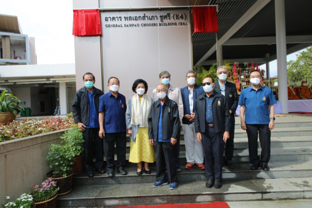 ศาสตราจารย์พิเศษ ดร.วันชัย ศิริชนะ ประธานในพิธีและแขกผู้มีเกียรติร่วมถ่ายภาพเป็นที่ระลึก