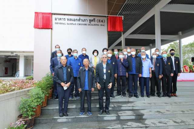 ศาสตราจารย์พิเศษ ดร.วันชัย ศิริชนะ ประธานในพิธีและแขกผู้มีเกียรติร่วมถ่ายภาพเป็นที่ระลึก