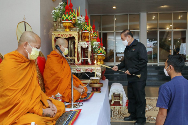 ศาสตราจารย์พิเศษ ดร.วันชัย ศิริชนะ นายกสภามหาวิทยาลัยแม่ฟ้าหลวง ประธานในพิธีจุดธูปเทียนบูชาพระรัตนตรัย