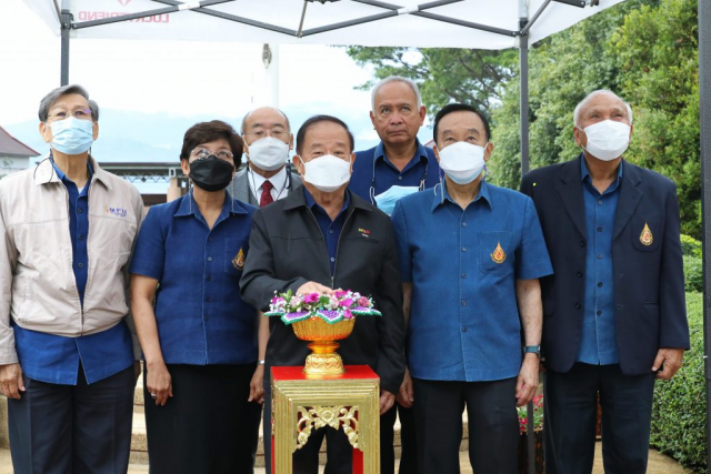 ศาสตราจารย์พิเศษ ดร.วันชัย ศิริชนะ นายกสภามหาวิทยาลัยแม่ฟ้าหลวง ประธานในพิธีกดปุ่มเปิดแพรคลุมป้าย