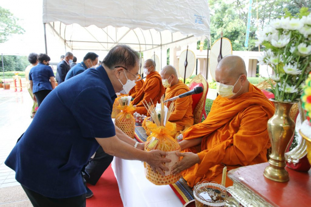 ศาสตราจารย์พิเศษ ดร.วันชัย ศิริชนะ ประธานในพิธีและแขกผู้มีเกียรติถวายไทยธรรมแด่พระสงฆ์