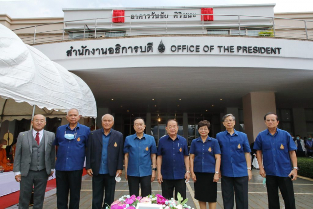 ศาสตราจารย์พิเศษ ดร.วันชัย ศิริชนะ ประธานในพิธีและแขกผู้มีเกียรติร่วมถ่ายภาพเป็นที่ระลึก