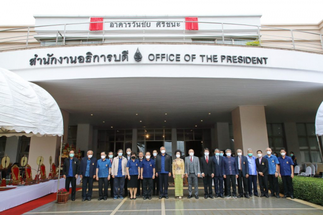 ศาสตราจารย์พิเศษ ดร.วันชัย ศิริชนะ ประธานในพิธีและแขกผู้มีเกียรติร่วมถ่ายภาพเป็นที่ระลึก