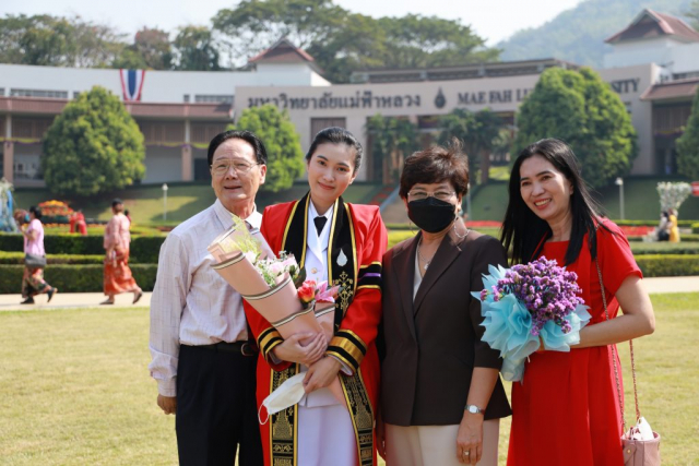 รองศาสตราจารย์ชยาพร วัฒนศิริ อธิการบดีถ่ายภาพร่วมกับบัณฑิตมหาวิทยาลัยแม่ฟ้าหลวง รุ่นที่ 19