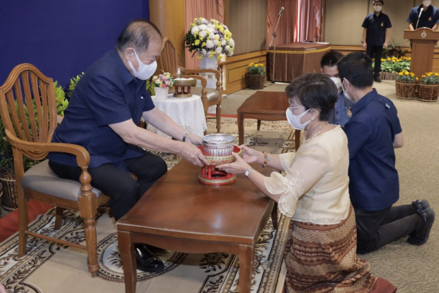รศ.ดร.ชยาพร วัฒนศิริ อธิการบดีมหาวิทยาลัยแม่ฟ้าหลวง มอบน้ำขมิ้น/ส้มป่อย แด่นายกสภามหาวิทยาลัยแม่ฟ้าหลวง
