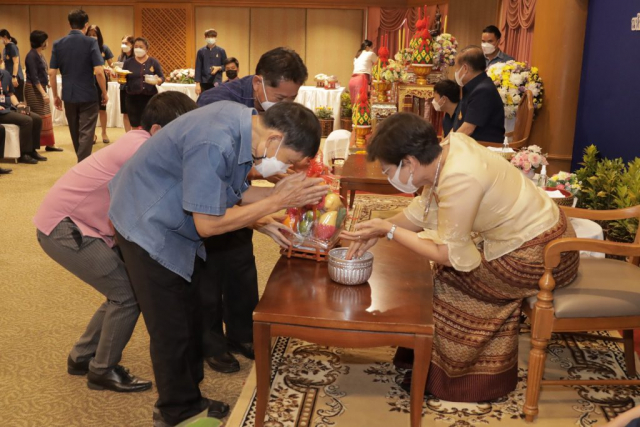 ที่ปรึกษาอธิการบดีมหาวิทยาลัยแม่ฟ้าหลวง มอบน้ำขมิ้น/ส้มป่อย แด่อธิการบดีมหาวิทยาลัยแม่ฟ้าหลวง